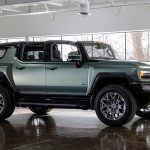 Apenas hace una semana conocimos a la Hummer EV SUV, el segundo modelo de la nueva familia de eléctricos de GM, ahora como una subdivisión de GMC. Incorporamos nueva información y repasamos los detalles del que será el todoterreno eléctrico más poderoso y avanzado.