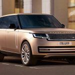 En el frente, Land Rover evita la moda de las parrillas “la mía es más grande”, lo mismo con los faros de formas geométricas. El capó plano es rematado por el nombre del modelo.