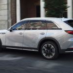 Todos los motores de la nueva Mazda CX-90 2024 contarán con algún tipo de asistencia eléctrica. El 3.3 L contará con un sistema Mild-Hybrid, con un pequeño motor eléctrico montado entre el motor y la transmisión. Además, habrá una variante híbrida enchufable.