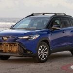 La Toyota Corolla Cross Hybrid llega a los dealers en el verano, con precios que inician en $27,970 dólares y tres grados de equipamiento, S, SE y XSE. SE AWD: $29,290; XSE AWD: $31,065 USD.