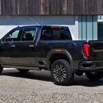 La GMC Sierra HD cuenta con la puerta trasera MultiPro, que permite seis configuraciones, como extensor de cama, estación de trabajo o peldaño de acceso.