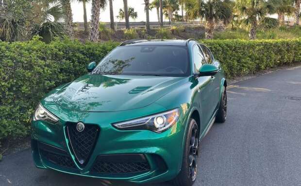 Marco Carvajal manejando el Alfa Romeo Stelvio Quadrifoglio