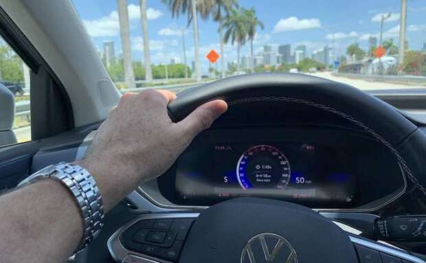 Marco Carvajal manejando el Volkswagen Taos