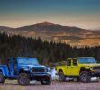 2024 Jeep® Gladiator Mojave X (left) and 2024 Jeep® Gladiator Rubicon X