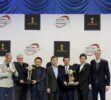 Kia recogiendo el premio al World Car Of The Year 2024