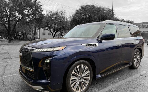 Frontal 3/4 de un Infiniti QX80 AWD 2025