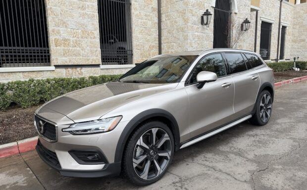 Lateral 3/4 de un Volvo V60 Cross Country B5 AWD 2025