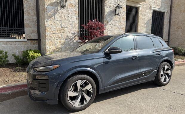 Lateral de un Audi Q6 e-tron Prestige 2025