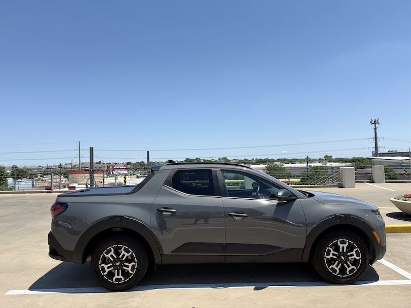 Lateral de un Hyundai Santa Cruz XRT AWD 2025 color gris