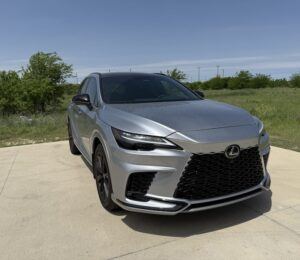 Frontal 3/4 de un Lexus RX 500h F SPORT 2025