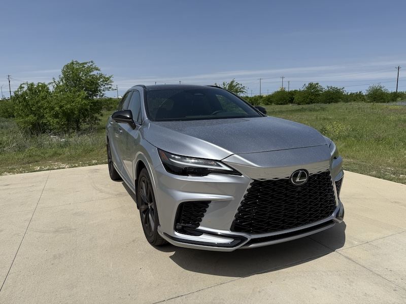 Frontal 3/4 de un Lexus RX 500h F SPORT 2025