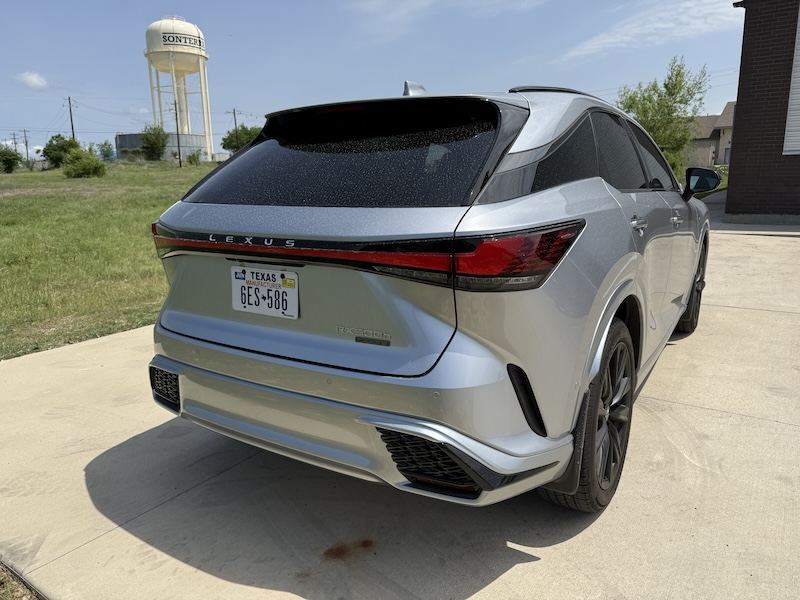 Trasera 3/4 de un Lexus RX 500h F SPORT 2025