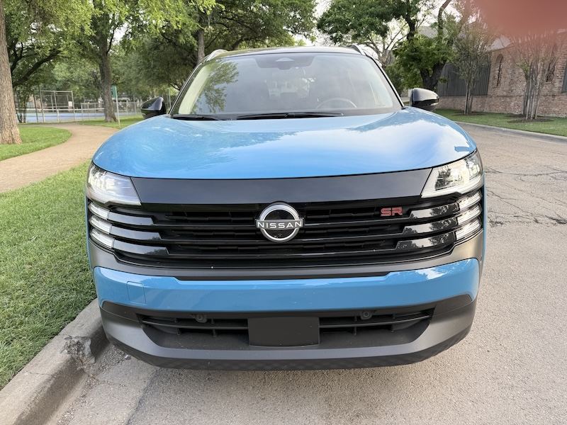Frontal de un crossover Nissan Kicks 2025 color azul