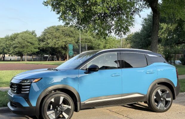 Lateral de un crossover Nissan Kicks 2025 color azul.