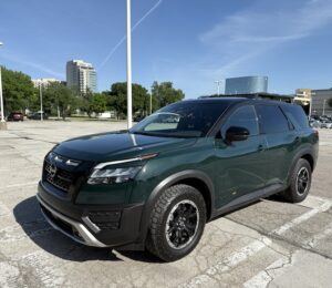 Frontal 3/4 de un Nissan Pathfinder Rock Creek 2025