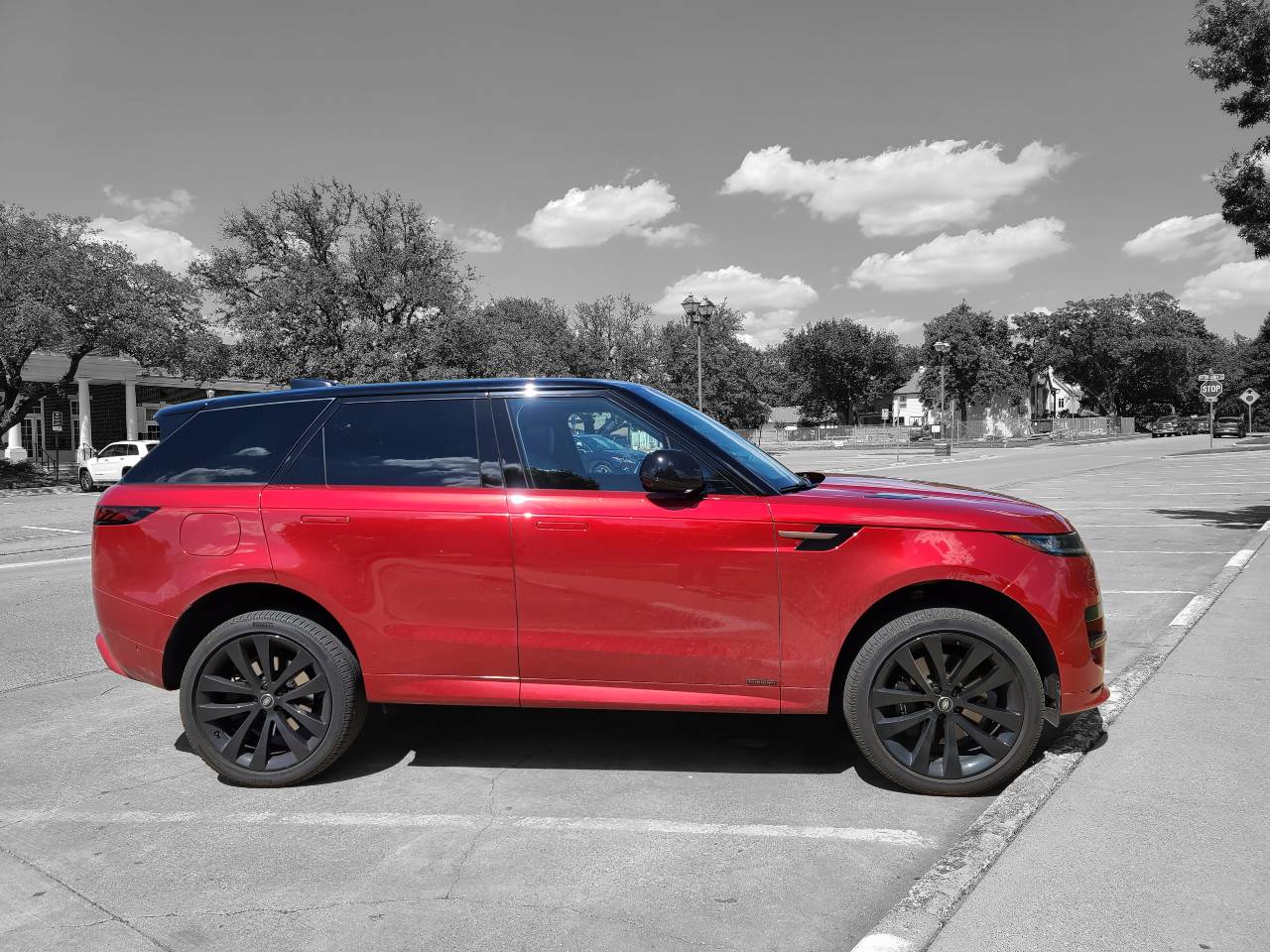Lateral de un Range Rover Sport Autobiography 2025 en color rojo.