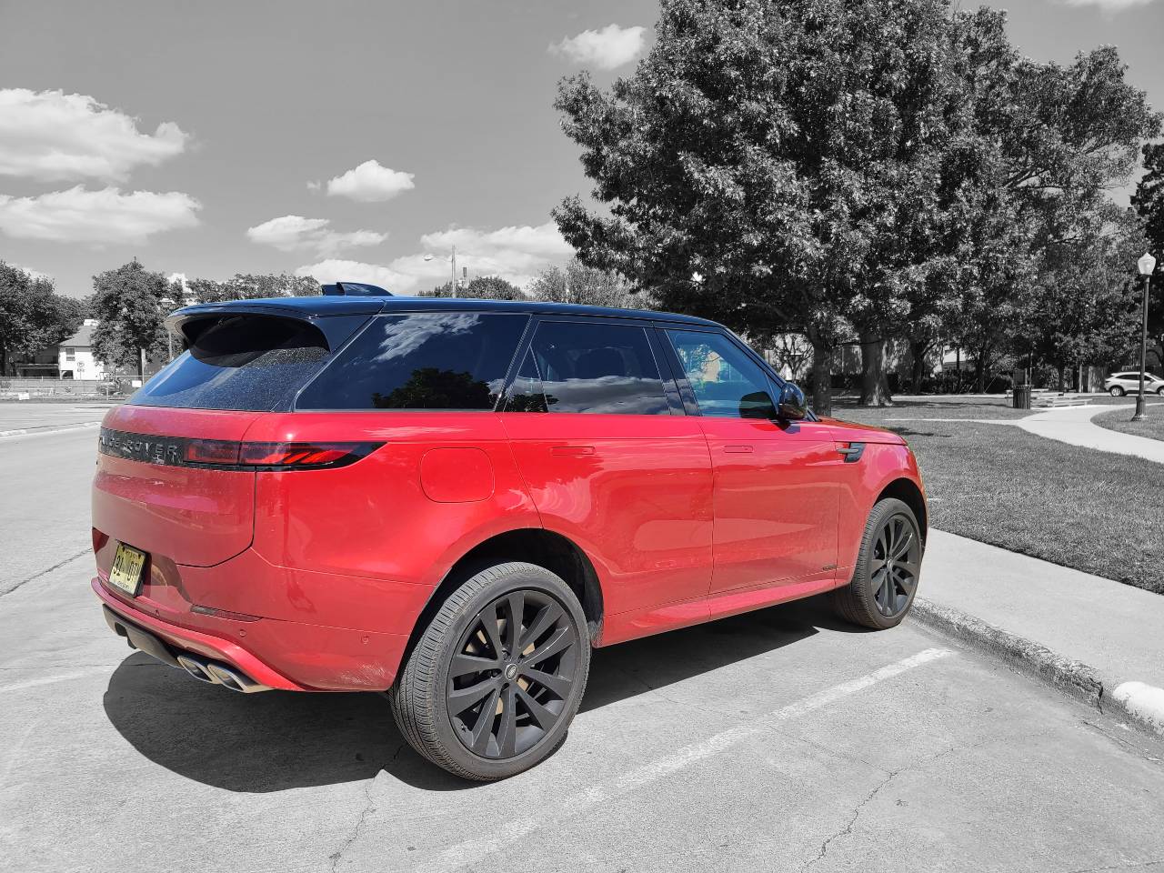 Lateral 3/4 de un Range Rover Sport Autobiography 2025 en color rojo