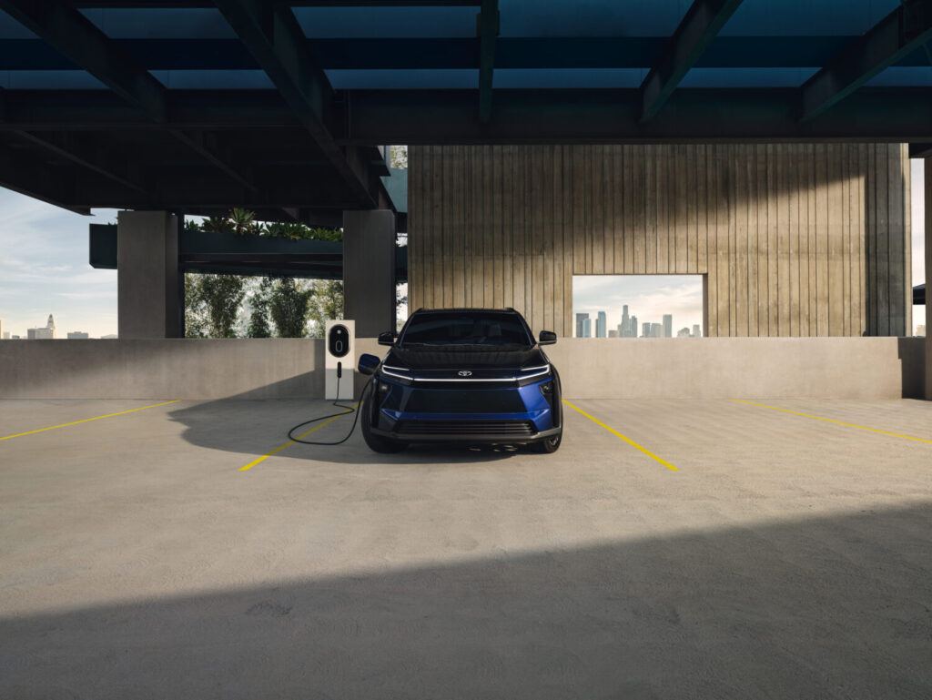 Frontal de un Toyota bZ 2026