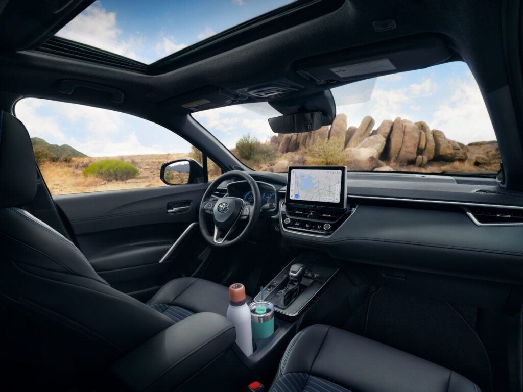 Interior del Toyota Corolla Cross 2026