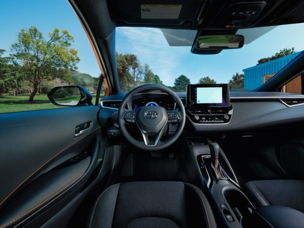 Interior del Toyota Corolla Hatchback 2026