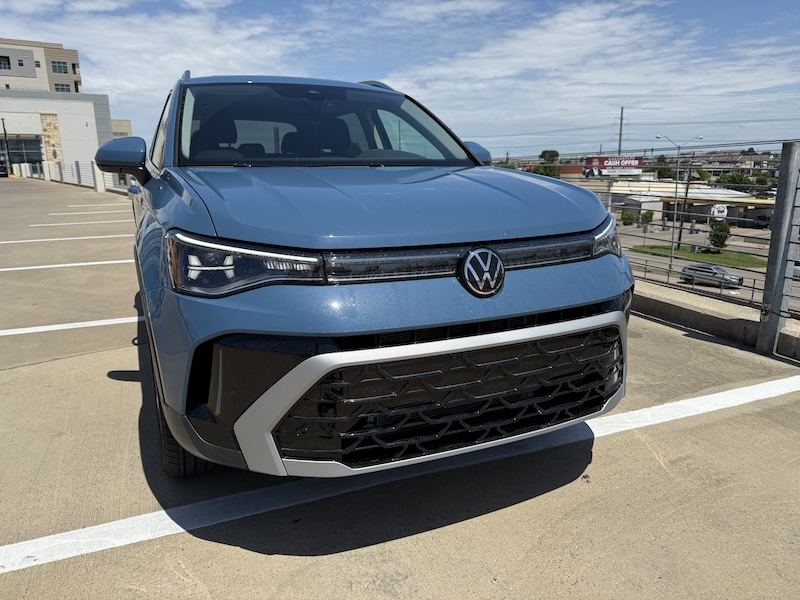 Frontal de un Volkswagen Taos SEL 4MOTION 2025