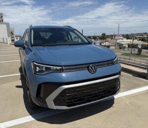 Frontal de un Volkswagen Taos SEL 4MOTION 2025