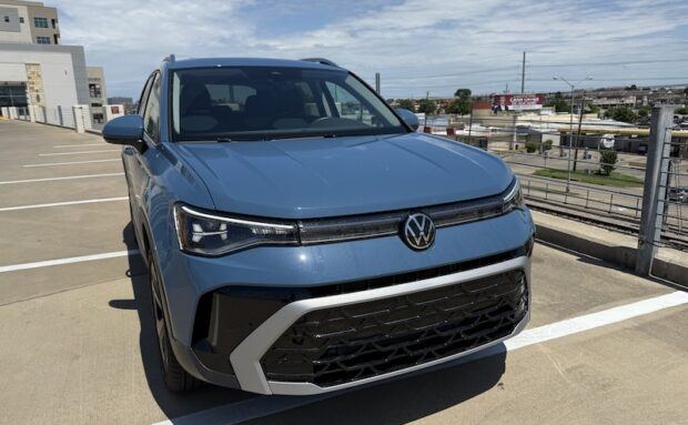 Frontal de un Volkswagen Taos SEL 4MOTION 2025