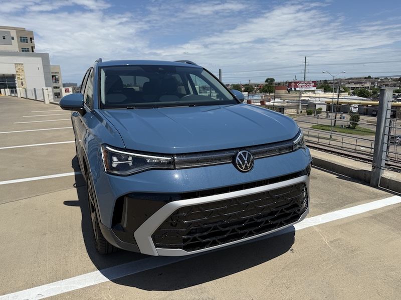 Frontal de un Volkswagen Taos SEL 4MOTION 2025