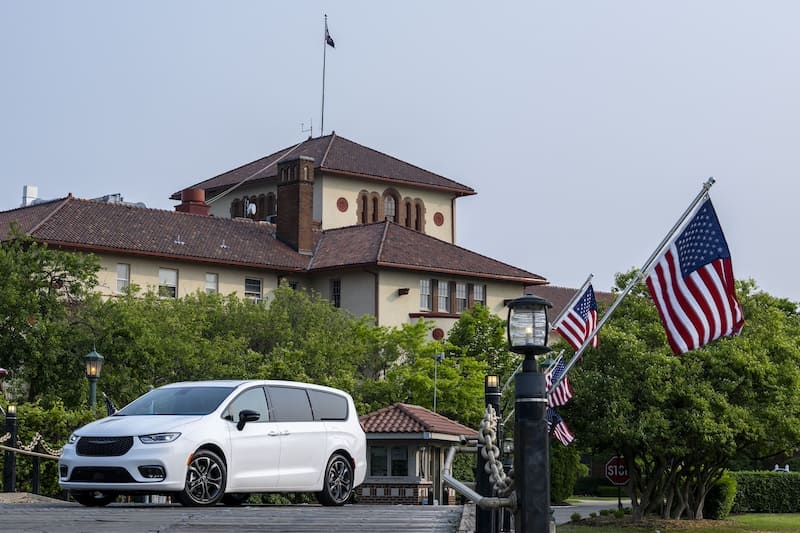 Chrysler Pacifica 100th Anniversary Edition 2026