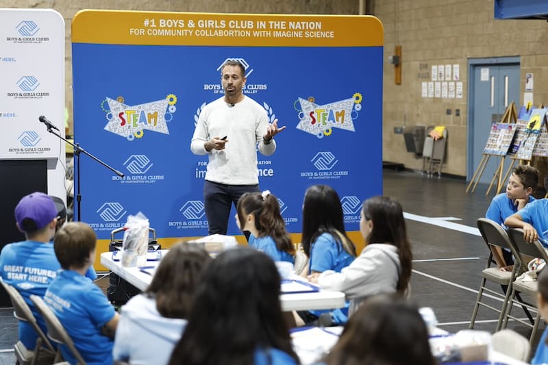 Genesis con el Boys & Girls Club de Huntington Valley