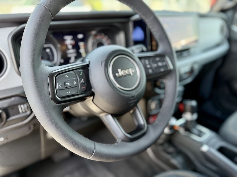 Interior del Jeep gladiator Willys