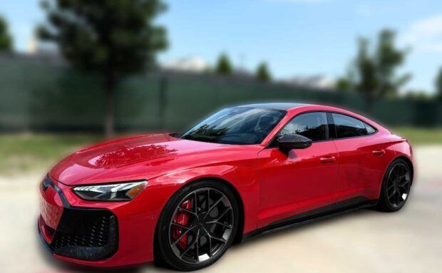Frontal 3/4 de un Audi RS e-tron GT Performance 2025 colo rojo.