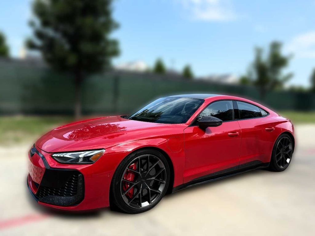 Frontal 3/4 de un Audi RS e-tron GT Performance 2025 colo rojo.
