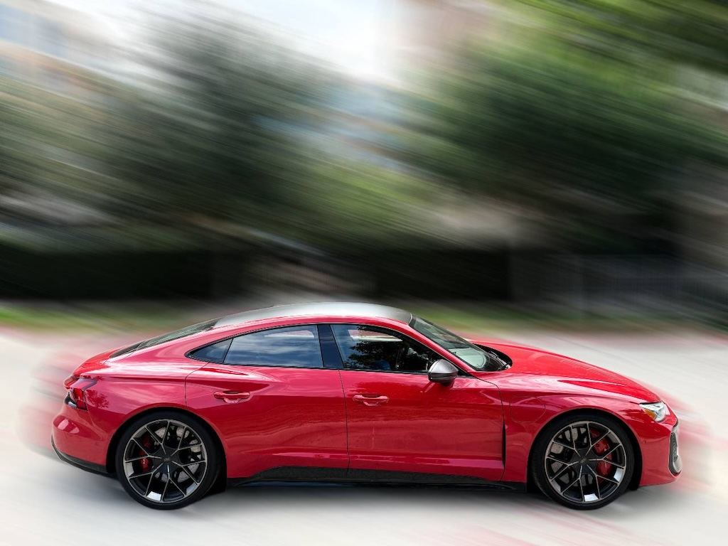 Lateral de un Audi RS e-tron GT Performance 2025
