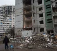 barrio destruido por ataque de artillería ruso en Chernihiv, Ucrania