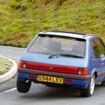 Este pequeño francés es mucho más que una berlina deportiva de los 80. El Peugeot 205 GTI ofrecía una mezcla perfecta entre ligereza, agilidad y potencia contenida. Su manejo visceral, combinado con un diseño atemporal, lo convirtió en el compacto deportivo por excelencia. Incluso hoy, sigue siendo referencia para lo que debe ser un coche divertido y directo.