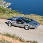 El Maserati Boomerang, creado por el célebre Giorgetto Giugiaro e Italdesign, fue una visión futurista que cambió el panorama del diseño automotriz. Basado en el Maserati Bora, el Boomerang destacó por su forma de cuña radical y un invernadero de cristal que mostraba un diseño minimalista de vanguardia. Equipado con un motor V8 de 4.7 litros que producía 310 caballos de potencia, alcanzaba una velocidad máxima de 299 km/h, aunque pocas veces se ha podido confirmar si realmente llegó a esos números. Considerado una pieza clave en la historia de Maserati, el Boomerang fue subastado por 3.335.000 € en 2015, demostrando su valor único.