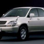 El Toyota Harrier, conocido fuera de Japón como el Lexus RX, marcó un antes y un después en el mundo de los SUVs. Lanzado a finales de los 90, fue el primer crossover basado en una plataforma de coche, concretamente la del Toyota Camry, lo que le otorgaba una experiencia de conducción más refinada y cómoda que otros SUVs de la época. Su éxito fue inmediato, especialmente en Norteamérica, y es considerado el coche que dio inicio a la moda de los SUVs de lujo. Hoy en día, sigue siendo un referente y continúa vendiéndose en su cuarta generación.