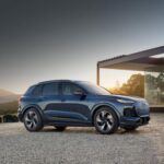 Audi, conocida por su diseño elegante y tecnología avanzada, es una de las marcas más destacadas bajo el Grupo Volkswagen. La relación comenzó en 1965 cuando Volkswagen se convirtió en el accionista mayoritario de Audi, antes de hacerla una filial oficial. Audi ha sido un referente en los segmentos de lujo y alto rendimiento, con modelos icónicos como el Audi A4 y el Q7, pero ha tomado un gran protagonismo en los últimos años con su gama de coches eléctricos e-tron. Además, la marca se ha comprometido a ser completamente eléctrica para 2032, a pesar de los desafíos del mercado.