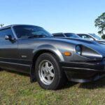 El Datsun 280ZX es una evolución del popular 240Z y se presenta como un clásico japonés que combina un diseño elegante con fiabilidad. Equipado con un motor de 2.8 litros en línea-6, la versión turbo ofrece una experiencia de conducción divertida y con buen rendimiento. Aunque no es tan llamativo como sus predecesores, su proporción de capó largo y parte trasera corta lo hace un GT clásico muy atractivo. Su precio ronda los 10.000 dólares, lo que lo convierte en una opción asequible para quienes buscan un coche deportivo con carácter.