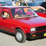 El Yugo GV llegó a Estados Unidos como el coche nuevo más barato del mercado, importado desde Yugoslavia. Pero esa ganga escondía un infierno mecánico: motores propensos a romperse con un simple olvido de cambio de aceite, puertas que literalmente se desprendían y acabados dignos de una maqueta escolar. Aun así, su precio inferior a 4.000 dólares despertó la curiosidad de muchos estadounidenses. Su fama de desastroso lo convirtió en la referencia absoluta de coche malo, y por eso, aún se habla de él con una sonrisa nostálgica.