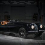 El Jaguar XK120 no solo es uno de los coches más bellos de la marca, sino que fue un hito tecnológico. Con su motor XK de 3,4 litros y 6 cilindros en línea, alcanzaba los 193 km/h, y algunos lo llevaron incluso por encima de los 210 km/h, convirtiéndolo en el coche de producción más rápido del mundo en su época. Su éxito fue tal que ayudó a consolidar la reputación de Jaguar en mercados clave como Estados Unidos, con celebridades como Clark Gable al volante.