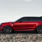 El Range Rover Sport es una de las mejores opciones si buscas un SUV que combine elegancia y capacidades off-road reales. En el mercado de ocasión, el modelo de 2018 brilla por su sistema de infoentretenimiento renovado y una oferta de motores muy completa. Desde un V6 supercargado hasta un impresionante V8 de 575 CV, todos combinados con una caja automática de 8 marchas. Su interior refinado, repleto de cuero, climatizador bizona y asientos calefactables, lo convierten en una excelente opción para quienes quieren destacar sin renunciar al confort o la potencia.