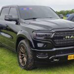 La Ram 1500 es un camión popular por su confort y capacidad, especialmente en su versión de lujo. Sin embargo, uno de los puntos débiles señalados por los críticos es su sistema de infotainment, que a menudo presenta fallos y fallos en la pantalla táctil. Esto podría estar relacionado con el uso de componentes electrónicos más baratos. A pesar de estos problemas, la Ram 1500 sigue siendo un favorito entre los conductores debido a su comodidad y versatilidad.