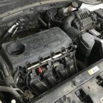 El motor Theta II de Hyundai, especialmente la versión GDI de 2.4 litros, se hizo famoso por su tendencia a fallar de forma catastrófica. Utilizado en modelos como el Hyundai Sonata y el Kia Optima, el motor tenía un defecto de diseño que permitía que los residuos metálicos bloquearan el flujo de aceite a componentes clave, lo que llevaba a fallos del motor a altas velocidades. Este problema fue tan grave que llevó a Hyundai y Kia a retirar más de 470,000 vehículos y enfrentarse a demandas colectivas por parte de los propietarios. Aunque la marca intentó arreglar el problema, el daño a su reputación fue significativo. Este motor, que se fabricó entre 2010 y 2017, sigue siendo una advertencia sobre los riesgos de recortar costos en la ingeniería.