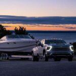 La Chevrolet Silverado 3500HD se lleva la palma como uno de los camiones más potentes de 2025. Equipado con dos motores V8, uno a gasolina y otro turbodiésel, este modelo es capaz de alcanzar los 36,000 libras de remolque cuando está adecuadamente configurado. Con un diseño actualizado y el sistema Multi-Flex tailgate, esta camioneta ofrece una excelente combinación de versatilidad y rendimiento. Además, su sistema de cámaras integrado permite ver hasta el interior de su remolque y asegurarse de que la carga esté bien distribuida. Su precio ronda los 50,000 dólares para las versiones más básicas, alcanzando los 85,000 para la variante más equipada.