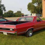 El Chevrolet El Camino SS de 1970 es el perfecto ejemplo de cómo se pueden fusionar dos mundos: el de los muscle cars y el de las pickups. Equipado con un motor V8 potente, el El Camino SS no solo ofrecía un rendimiento impresionante, sino que también era una opción práctica para aquellos que necesitaban transportar carga sin sacrificar velocidad y estilo. Con una carrocería agresiva y líneas definidas, este modelo marcó una era en la que las camionetas podían ser tanto herramientas de trabajo como vehículos de alto rendimiento.