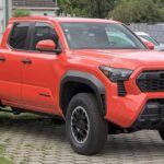 La Toyota Tacoma es un verdadero clásico en el mundo de las camionetas medianas. Es conocida por su durabilidad, capacidad off-road y su increíble fiabilidad. Con una sólida base de fanáticos, la Tacoma ha demostrado ser una camioneta que dura años, incluso bajo condiciones extremas. Sin embargo, su calidad de conducción y comodidad interior no son tan destacadas como otros modelos en el segmento, lo que le coloca en el quinto lugar de nuestra lista.

Puntos fuertes: Excelente durabilidad, fiabilidad y capacidad off-road.

Puntos débiles: Confort limitado en el interior y una conducción algo rígida.