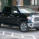 Cuando se trata de viajes largos, la eficiencia de combustible es crucial. La Toyota Tundra es un camión que, aunque es conocido por su robustez, no es precisamente el mejor en cuanto a consumo de gasolina. Con un rendimiento de 13-15 millas por galón en la ciudad y 17-19 en la carretera, la Tundra se queda corta frente a otros modelos de su clase. Esto puede traducirse en paradas frecuentes en gasolineras durante el viaje, lo que no solo es una molestia, sino también una pérdida de tiempo.

Si tu viaje incluye largas distancias y valoras un buen rendimiento de combustible, es recomendable explorar opciones más económicas, como la Ford F-150 o la Ram 1500, que ofrecen mejor rendimiento.