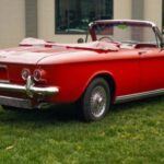 El Chevrolet Corvair Monza de 1969 es uno de los coches más interesantes y debatidos de la historia de la automoción. En los años 60, Chevrolet intentó desafiar las convenciones con un motor bóxer de seis cilindros colocado en la parte trasera, justo donde normalmente se ubica el maletero. El resultado fue una máquina económica pero algo controvertida. A pesar de las críticas sobre su maniobrabilidad, el Corvair Monza es una opción atractiva hoy en día para los coleccionistas, especialmente por su relación calidad-precio y la facilidad con que se puede modificar.

Este coche no era un muscle car, pero su peso ligero y su sistema de suspensión trasera permitían un manejo sorprendentemente ágil. Hoy en día, el Corvair Monza es uno de los coches clásicos estadounidenses más accesibles y queridos por los entusiastas de los autos vintage.